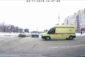 Авария дня. Столкновение со "скорой" в Нижневартовске
