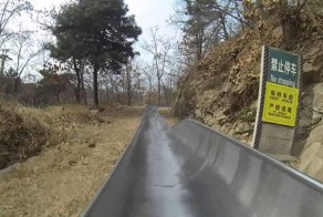 Захватывающий спуск на тележке вдоль Великой Китайской стены