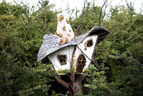 Родители сделали дочери удивительный домик на дереве с помощью обычных стройматериалов