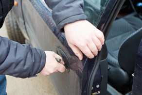 Мастер по аварийному вскрытию замков автомобиля