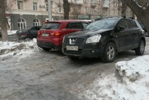 В Уфе поцарапали припаркованные на тротуаре автомобили
