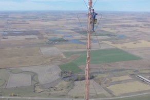 Это вам не в туалете лампочку поменять! Захватывающее восхождение мастера ремонтных работ на 457-метровую телевышку