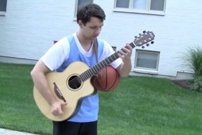 Как красиво уходить в закат: талантливый парень играет на гитаре и в баскетбол одновременно