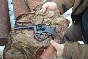 Из-под земли извлекли спрятанный фашистами боевой набор диверсанта