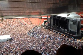 В ожидании концерта Green Day, организаторы включили для 60000 зрителей Bohemian Rhapsody. Дух захватывает!