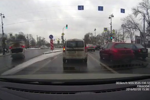Автомобиль перевернулся после столкновения с ДПС