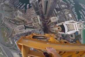 Экстремал без страховки взобрался на вершину 427-метрового небоскрёба в Дубае