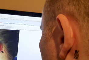 Девушка сделала себе забавную татуировку, чтобы показать, что она глуха на одно ухо