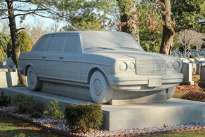 Гранитный мемориал Mercedes-Benz на кладбище в Нью-Джерси 