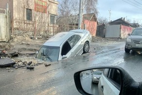 Автомобиль провалился в яму в Саратове