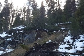 Рабочие чудом спаслись от оползня