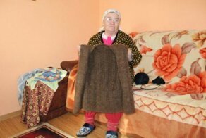 Пожилая женщина 20 лет собирала свои волосы и в конце концов связала из них жилет