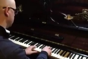 Сенатор Антон Беляков сыграл «Экспонат» на фортепиано