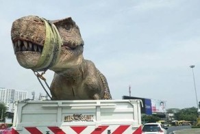 Отрезвляющая пробка: "оживший" гигантский тираннозавр перепугал жителей Бангкока