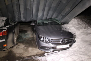 Крыша парковки в Иркутске провалилась под тяжестью снега и раздавила машины