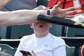 Молниеносной реакции уровня "Супермен" у этого парня позавидует любой!