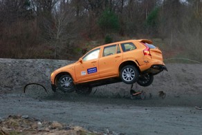 Новая система безопасности от Volvo при вылете с дороги