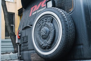 Забавный "паровозный" тюнинг автомобиля