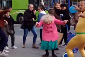 Безудержное веселье на улице в Англии. Гвоздь программы - бабушка!