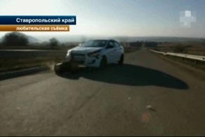 Экстремал на скейте влетел в легковушку