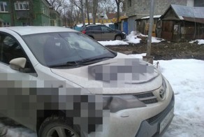 В Самаре разукрасили машину неправильно припарковавшейся дамочки