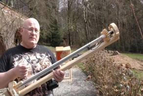 Немецкий изобретатель построил деревянную винтовку, стреляющую ножами