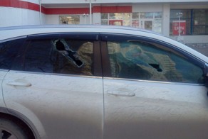 Женщине разбили стекла за парковку на тротуаре