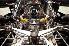 Красивое подкапотное пространство суперкаров