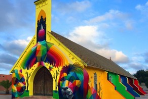 Уличный художник украсил яркими граффити стены заброшенной церкви в Марокко