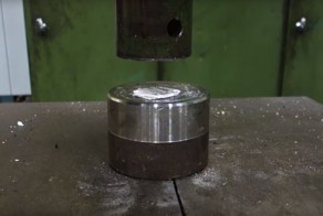 Парень попытался сложить лист бумаги более 7 раз с помощью гидравлического пресса