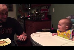 Смех этого малыша поднимет настроение каждому!