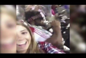 За селфи на фоне музыканта, девушка получила удар тубой