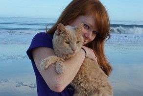 Девушка спасла 21-летнего кота, которого бросил хозяин, и решила скрасить последние дни его жизни