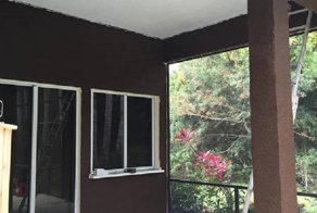 Идеальная зона мужского отдыха на крыльце собственного дома