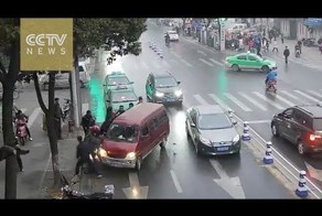 Прохожим понадобилось 50 секунд, чтобы спасти девушку попавшую под автомобиль