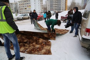 В Нововятске ямы на дорогах застелили коврами