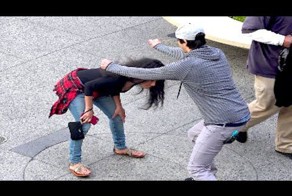 Как заставить людей думать, что вы сошли с ума. Прикольный розыгрыш прохожих посреди многолюдного места