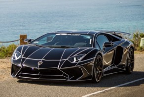 Черный Lamborghini Aventador в стиле Трон