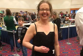  Любящий муж сделал для жены платье и сумочку из... деталей Лего!