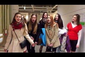 Такие девушки сейчас редкость! Ансамбль "Белое злато" поёт в IKEA