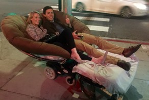 Комфортное кресло для двоих на базе инвалидной коляски