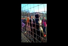 Детский тренер команды девочек выясняет отношения с судьей и соперниками