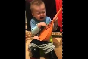 Сколько эмоций и экспрессии! Этот двухлетний певец сделает ваш день!