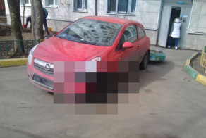 Почему не стоит парковать свой автомобиль у входа в подъезд