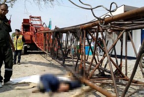 Рабочего придавило стрелой автокрана