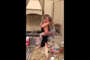  Когда мама зашла на кухню и увидела танец папы с дочкой, она застыла в восторге!