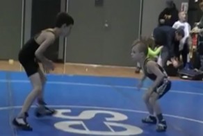 Маленький, да удаленький! Юный борец эффектно и быстро расправляется со своими противниками