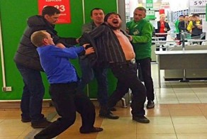 Пьяный царь Леонид из Екатеринбурга пытался сквозь охрану вынести бутылку водки