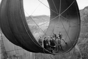 10 Colorized Photos of Famous Landmarks Under Construction