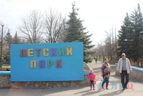В парке Луганска высадили аллею в память о погибших детях.